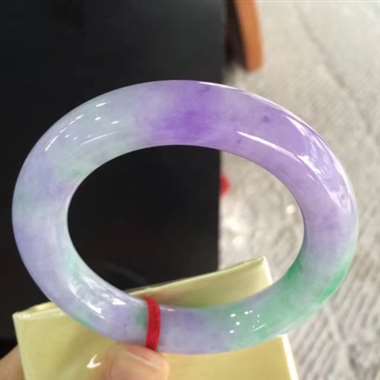 1301圆条春彩镯，色泽鲜艳亮丽，妩媚动人，完美