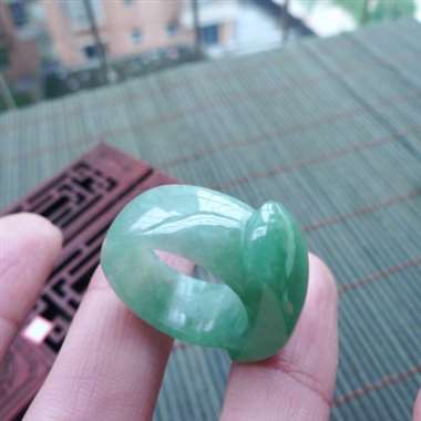 111436A货翡翠完美无纹裂特色满绿马鞍戒指/扳指，圈口18.1mm，玉质细腻，颜色靓丽 尺寸27
