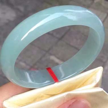 55.5圈口手镯，带底色，底庄细腻，板形好，性价比高，小手可以收，尺寸55.5*14.3*6.7，推