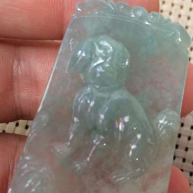 狗狗生肖挂件。冰种、有底色（有点棉，但不影响整体美观）、种老水足、完美漂亮、性价比超高!