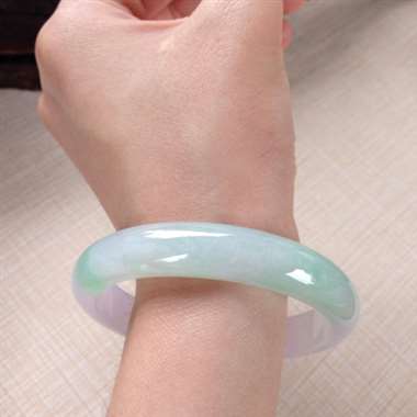 17041505#正圈尺寸：55.8x11.2x6.7mm 细润翠色镯，很温润的料子，清爽，紫底带翠