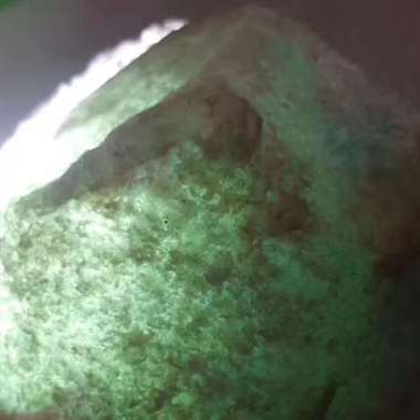 DJ617新货1.04kg老坑木那全赌高冰,全身脱沙不变种,灯泡级别,一透到底,灯下荧 DJ617新货1.04kg老坑木那全赌高冰,全身脱沙不变种,灯泡级别,一透到底,灯下荧