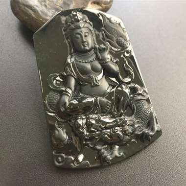 冰种墨翠观音,黑度极度黑打灯阳绿,纯手工打造,雕工精湛。尺寸:61.8-42.2-8.7 冰种墨翠观音,黑度极度黑打灯阳绿,纯手工打造,雕工精湛。尺寸:61.8-42.2-8.7