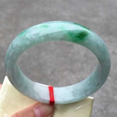 完美正庄手镯，色阳，无纹无裂，条肥，版型好，尺寸57*14.9*8.1mm，性价比高，推荐