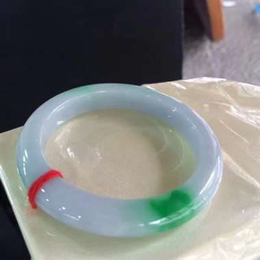 正装飘辣绿镯，鲜艳亮丽，水润细腻，完美