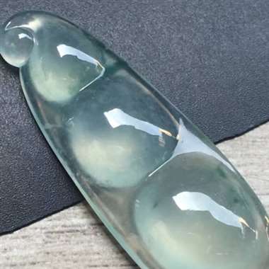 冰种飘花福豆,尺寸:41.2*15.2*6.4mm,水润通透,种特老,饱满。H17 冰种飘花福豆,尺寸:41.2*15.2*6.4mm,水润通透,种特老,饱满。H17
