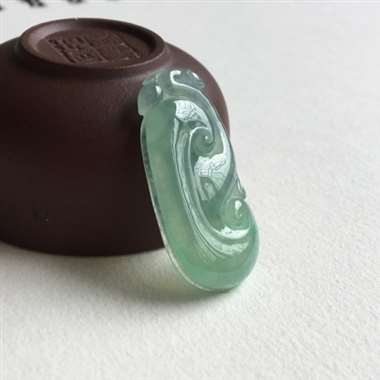 湖水蓝 如意 冰种 湖水蓝 种水非常不错 色甜 少少晶体 颜色真心好看 无纹裂 尺寸 36x17.5