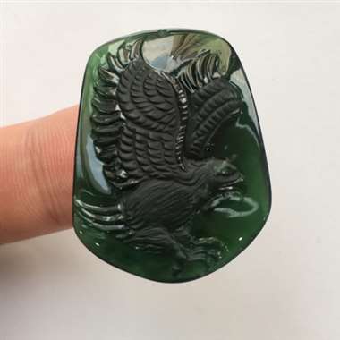 迷你款大展宏图墨翠吊坠，打灯全绿，黑度一般，雕工精致。