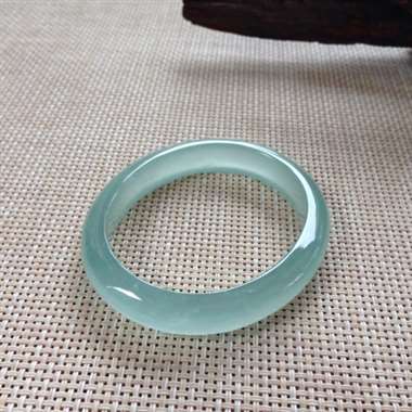 17041831#贵妃尺寸：57x11.3x7.2mm短：49mm 高冰蓝水镯，非常硬的高品质，清爽
