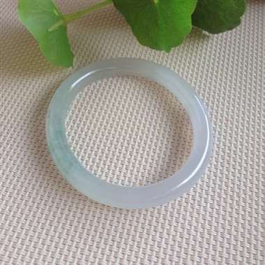 天然翡翠A货53圈口贵妃镯,冰种清爽,种水十足,带点淡淡的绿飘花,小清新感十足! 天然翡翠A货53圈口贵妃镯,冰种清爽,种水十足,带点淡淡的绿飘花,小清新感十足!