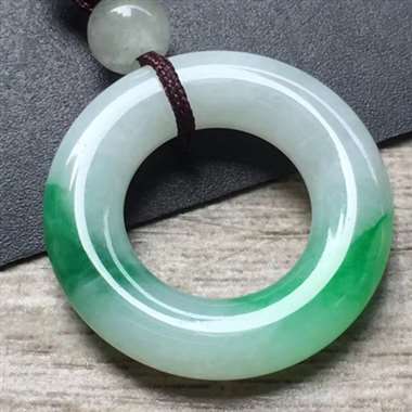 飘阳绿扣子，尺寸：21.2*3.9mm，完美起光，底子白净，飘阳绿，佩戴好看。H11
