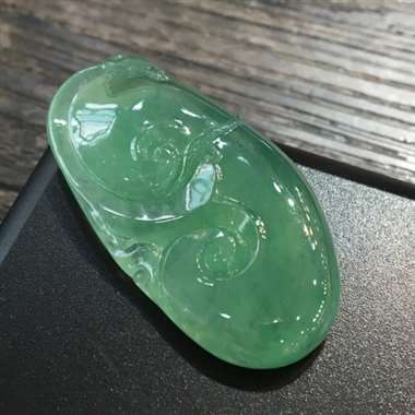 晴水底绿如意,饱满细腻,水头足,微纹可忽略,性价比高,推荐,尺寸44.7*22.9*7.6mm,重量 晴水底绿如意,饱满细腻,水头足,微纹可忽略,性价比高,推荐,尺寸44.7*22.9*7.6mm,重量