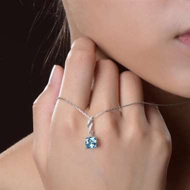 18K天然海蓝宝吊坠，主石2.1ct，配钻0.07ct，金重：0.86g，配证书