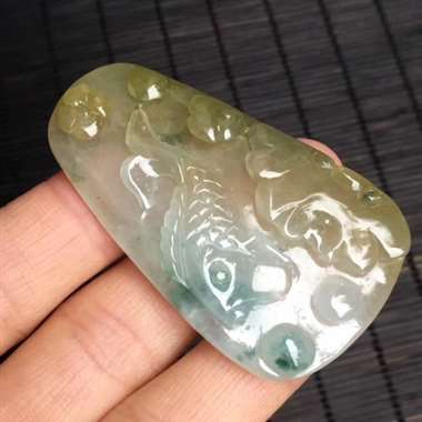 精雕翡翠黄翡鱼牌吊坠，雕工精美，颜色漂亮，水润起光，性价比高，大小：55.8/33.1/6.3mm