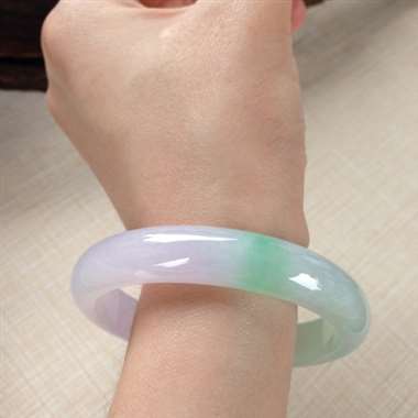17041505#正圈尺寸：55.8x11.2x6.7mm 细润翠色镯，很温润的料子，清爽，紫底带翠