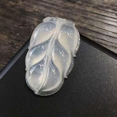 冰树叶,完美起光,饱满细腻,上身效果好,性价比高,推荐,尺寸34.9*21.1*5.7mm,重量6. 冰树叶,完美起光,饱满细腻,上身效果好,性价比高,推荐,尺寸34.9*21.1*5.7mm,重量6.