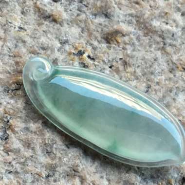 缅甸翡翠A货，玻璃种飘花的福瓜，完美无暇，通透无比，手慢无货，值得拥有。