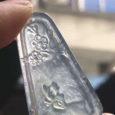 高冰梅花鹿牌，尺寸：34.7*20*3.9mm，种老坑，胶感十足，水润通透，雕工精致，品相佳，通透起