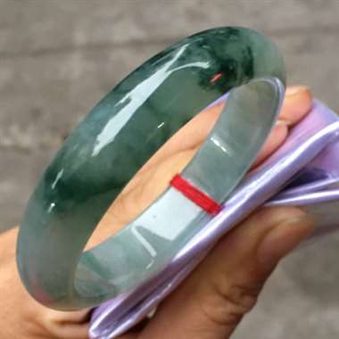 翡翠A货货：冰种.飘兰花贵妃手镯.冰润通透.种老水头十足.有天然玉石纹裂.不影响配戴.没纹多几倍价.