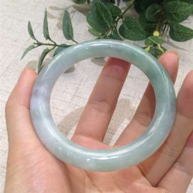 圆条飘花手镯53.3，内部有天然石纹，不抠手，佩戴效果佳！