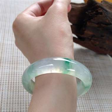17041531#贵妃尺寸：55.5x13x7.1mm短：48.3mm 高冰翠色镯，起光，清爽，洒红