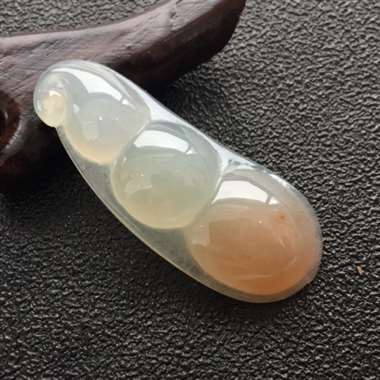 冰种飘花四季豆吊坠 尺寸:40.7×16.5×8.6mm 冰种飘花四季豆吊坠 尺寸:40.7×16.5×8.6mm