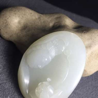44.3克白度好，质地细腻，油润，背后满皮苏工，手工精雕，线条流畅，观音端