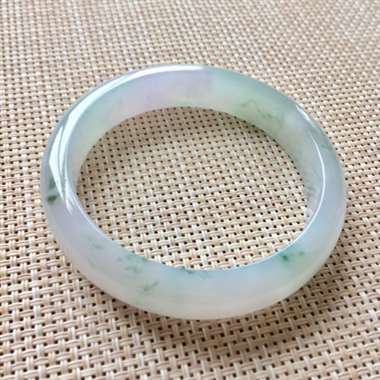 冰紫底飘花正装手镯，口径：55.8*12*7.1，淡淡的紫底色，飘着小碎花，清新可人，惹人喜爱！