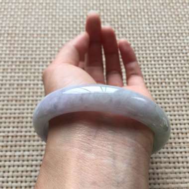 冰春彩带正装手镯，口径：62.3*13.2*7.8，有纹无抠感，不影响佩戴效果！