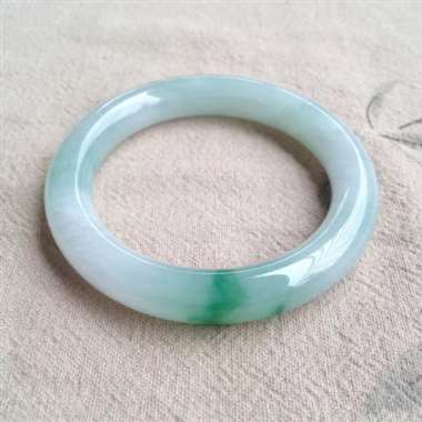 天然翡翠A货糯种飘绿花圆条手镯有点天然棉纹不扣手 天然翡翠A货糯种飘绿花圆条手镯有点天然棉纹不扣手