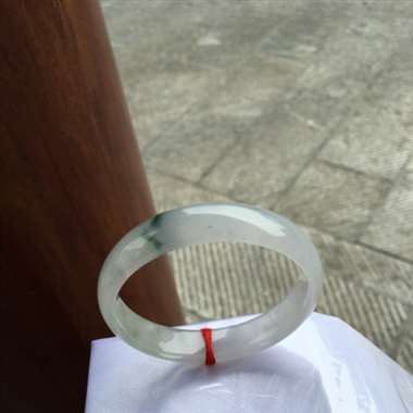 缅甸翡翠A货，冰种飘花手镯，完美性价比超高，上手效果更好，手慢无货啦。小手的福利。