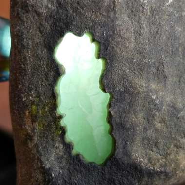 LZ063莫弯基大开窗，种老肉细起荧光，杠味十足女神范，打灯对穿通透，大牌已见还可赌手镯，切不垮的料