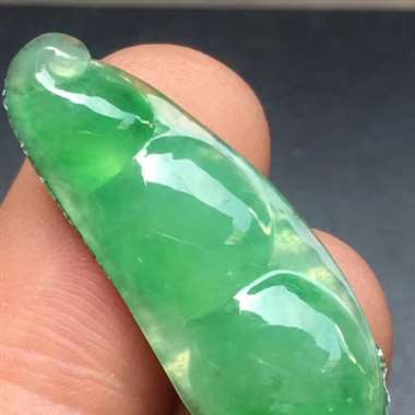 绿色福豆，尺寸：28.2*10.8*3.7mm，水头足，满色甜绿，胶感十足。H17