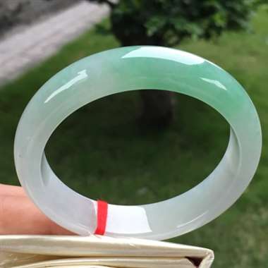 正圈，飘绿，尺寸57.3-13.5-8.0，水润细腻，颜色亮丽，完美