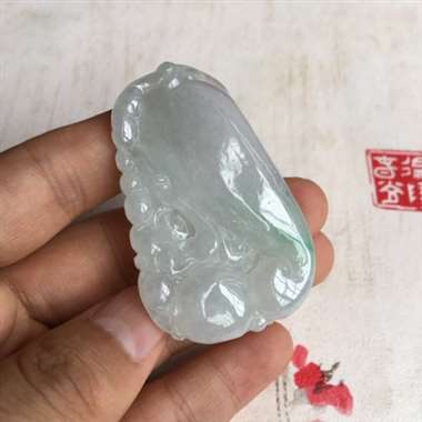 飘阳绿丝 福瓜 非常大件厚实的一款福瓜 整体稍有底色 质地细腻 水润 飘点阳绿丝 上身佩戴效果好 背
