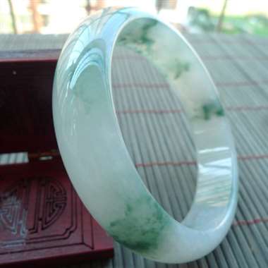 016pg完美冰润飘花正装手镯，无纹裂，料老种好，冰润通透，质地细腻水润，种水足，飘花灵动，上手贵气