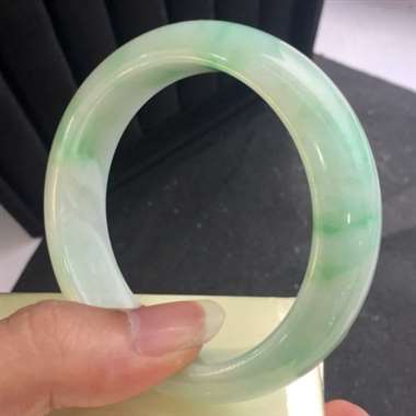 飘花浅绿底手镯 色泽艳丽 底细干净 完美无裂 飘花浅绿底手镯 色泽艳丽 底细干净 完美无裂