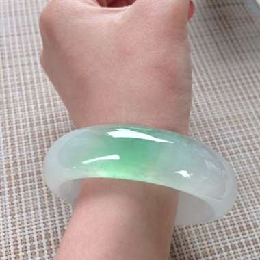 17041227#正圈尺寸：57.6x17.5x8.3mm 老坑料翠色镯，种老光好水头均匀充足，超级