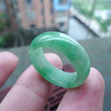 111422A货翡翠完美满色戒指，圈口17.2mm，颜色靓丽，种水好，有种有色，玉质细腻，佩戴效果好