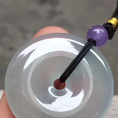 冰种平安扣,尺寸:30.5*4.7mm，完美起光，种好水润，玉质细腻，品相俱佳。H16