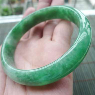 111812A货翡翠精美好种满色豆绿正装手镯cy，圈口57.3mm，有种有色，色泽阳气，均匀细腻，条