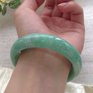 糯种带色正圈手镯，有微纹不抠手，不影响上手效果，实物更美丽！