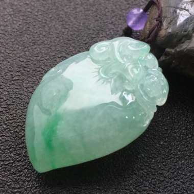 冰种飘阳绿寿桃，完美，种好色辣。尺寸：36.5-28.2-11.0