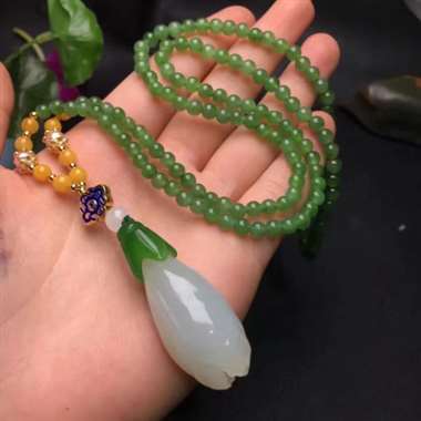 新款4.5mm碧玉长链，配天然蜜蜡、和田玉玉兰花，平时一条连子都不止这个价了，现货5条，卖完没有