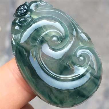 福利！冰种飘彩如意：完美无裂纹，有水路，种老起胶，雕工精致，色泽漂亮，饱满，尺寸：40.6/27.5