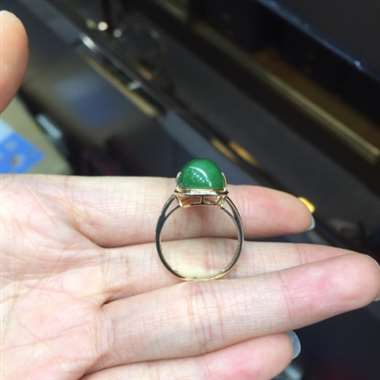 俄罗斯碧玉随形戒指，18k金镶嵌天然钻石，饱满匀润，显得手指更佳的修长 ，玉质温润油亮，碧绿水润，大