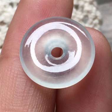 玻璃种小怀古，尺寸:15.7*3.7mm，种水一流，冰润通透，底子白净，果冻感十足，泛光起胶，完美。