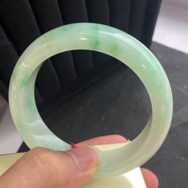 飘花浅绿底手镯 色泽艳丽 底细干净 完美无裂