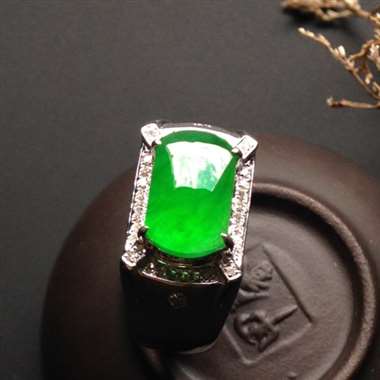 冰种阳绿马鞍戒 18K金镶嵌 裸石7-12-2毫米 内径18 指圈17号