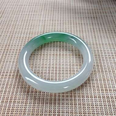 17041329#圆条尺寸：57.4x11.3x11mm 细润辣色镯，细腻温润，条形圆润，颜色鲜艳带